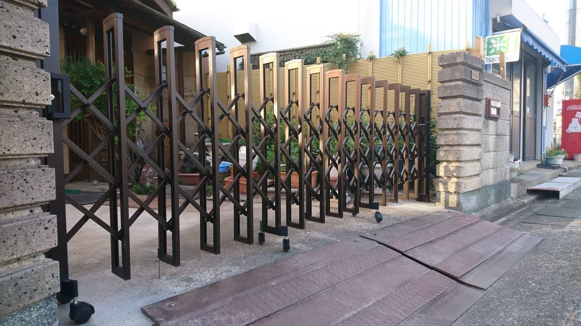 アコーディオン門扉の取替え 名古屋市東区 | 門扉の取替えならエクステリアの窓口名古屋市東区